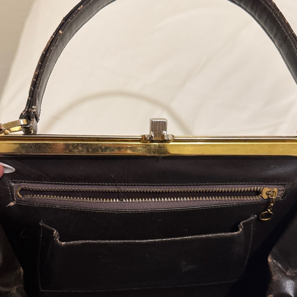 Elegant Brown Crocodile Pattern Handbag - Picture 4 of 4